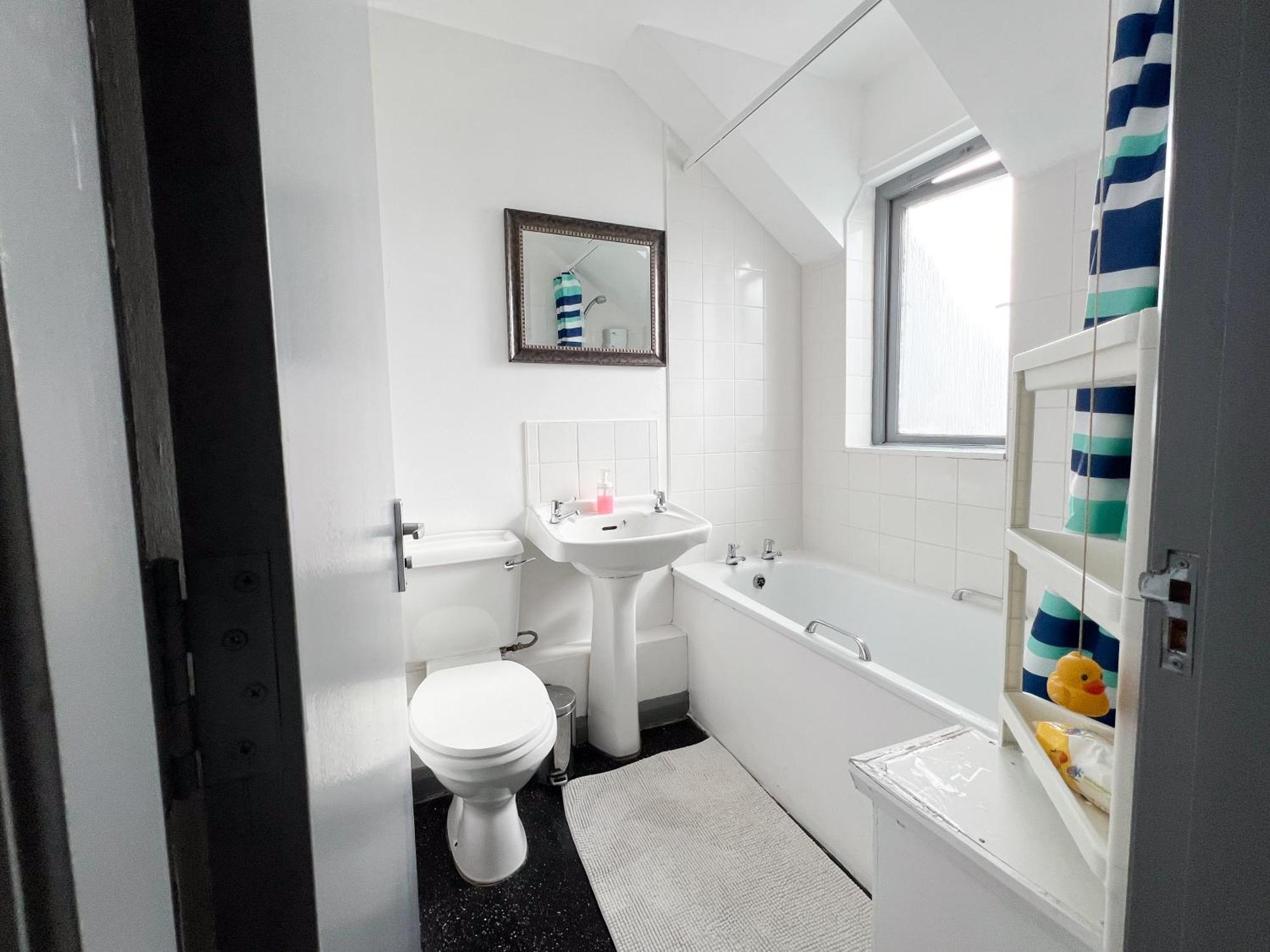 Well-Equipped 4 Bedroom House Close To City Centre Leeds  Ngoại thất bức ảnh